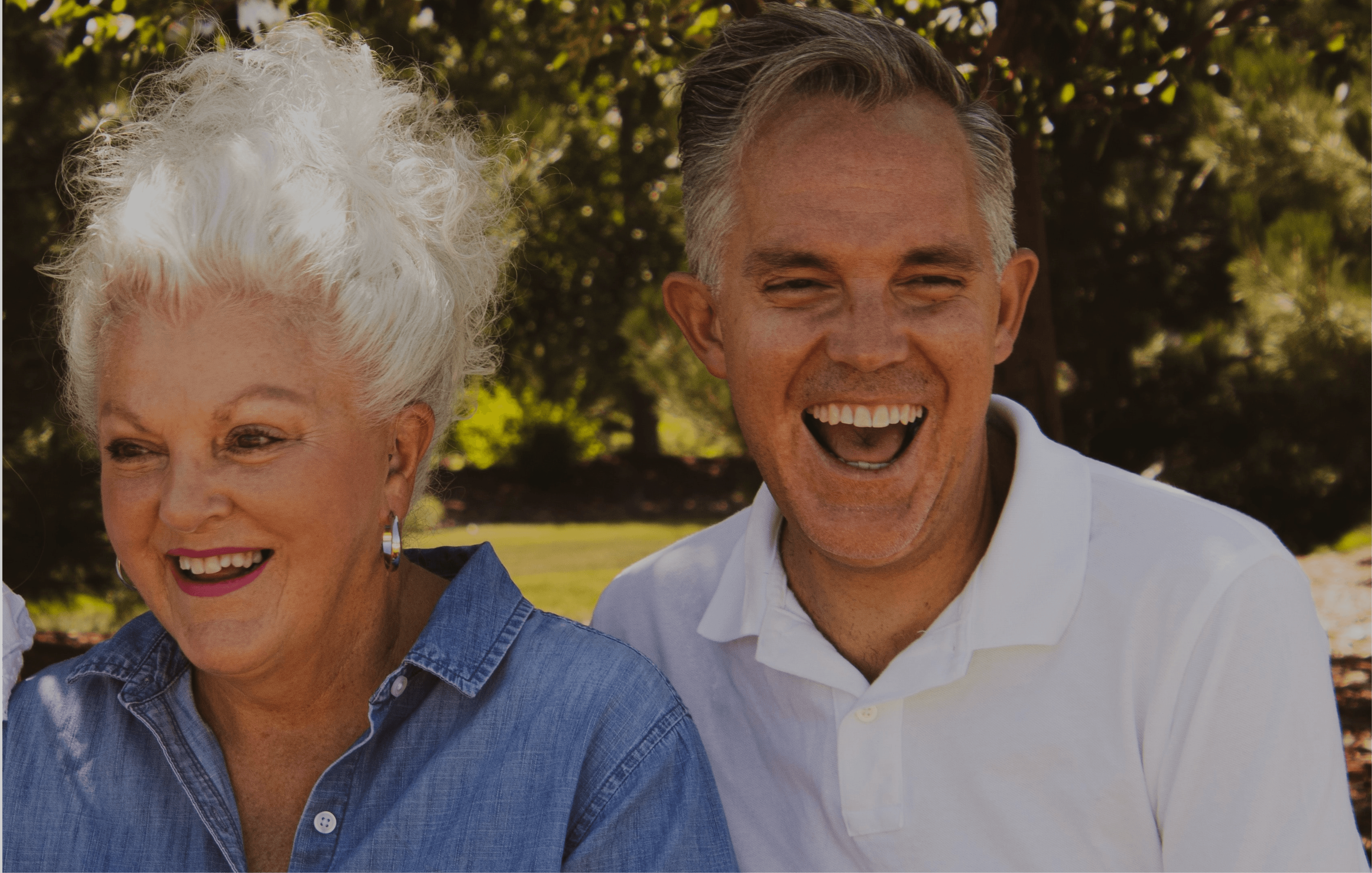 Deux personnes agées souriantes