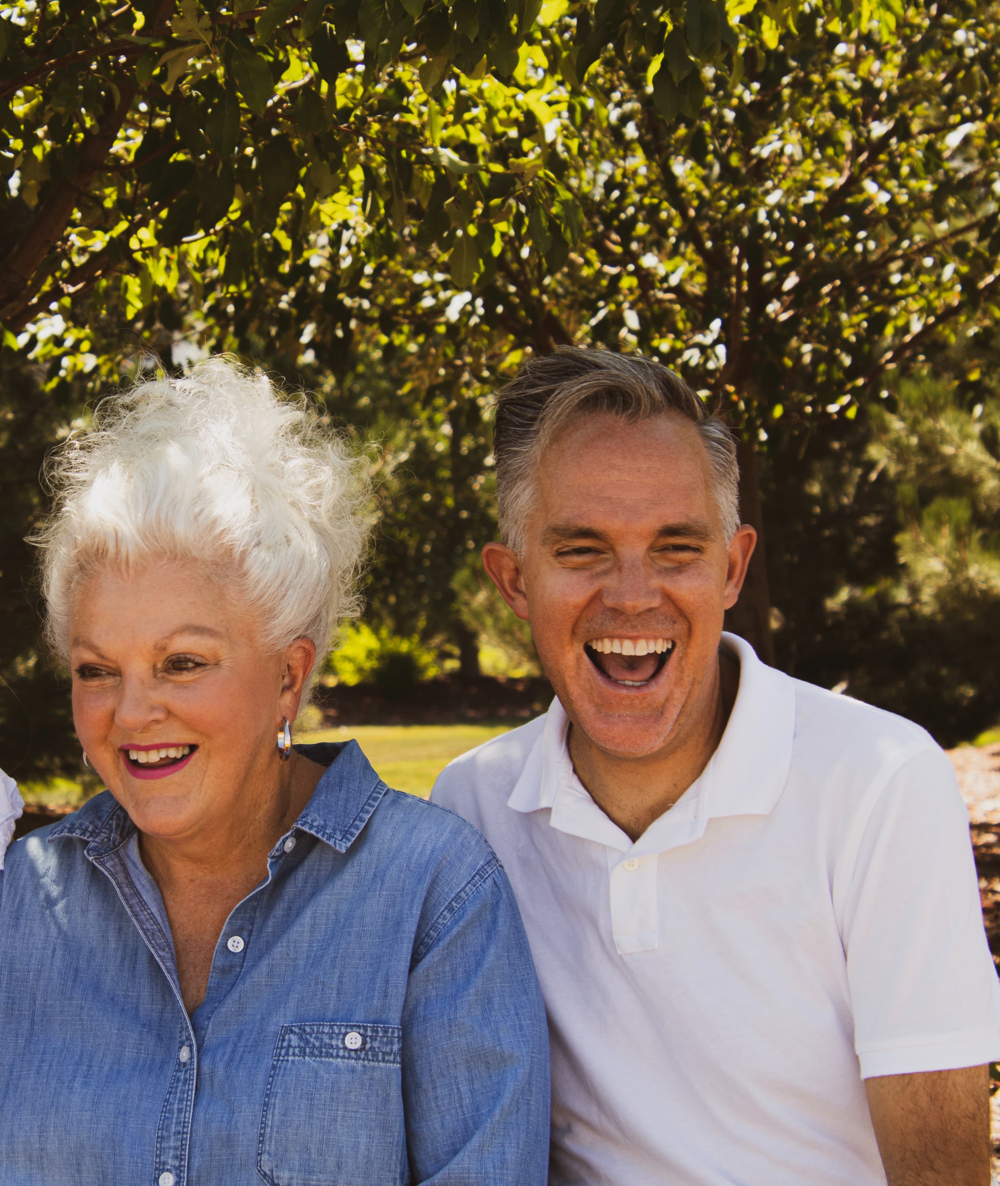 Deux personnes agées souriantes